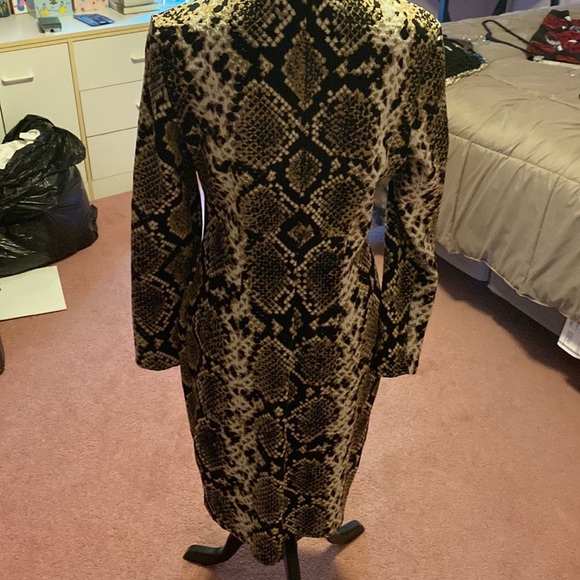 Joseph Ribkoff dress in A-nice texture and sheath fit looks like a snake print - Picture 3 of 4